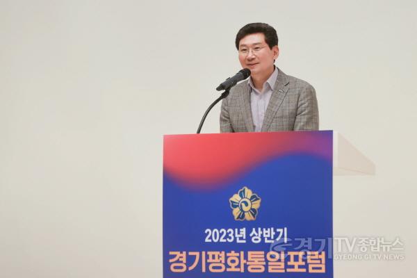 [크기변환]사본 -8-1. 이상일 용인특례시장이 지난 7일 용인문화예술원에서 열린 경기평화통일포럼에서 인사말을 하고 있다..jpg