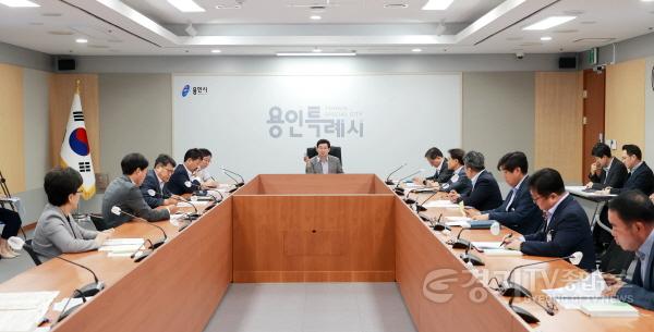 [크기변환]사본 -1-1. 이상일 용인특례시장이 지난 7일 간부회의를 주재하고 시민 반응이 좋은 생활밀착형 사업을 확대할 것을 주문했다..jpg