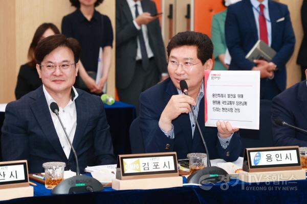 [크기변환]사본 -8-2. 이상일 용인특례시장(오른쪽)이 9일 화성시 전곡항마리나클럽하우스에서 열린 국토교통부장관과 경기도시장군수협의회와의 간담회에서 현안을 건의하고 있다..jpg