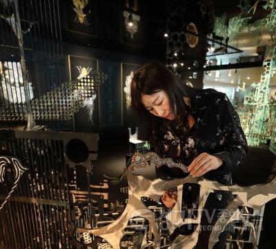 [크기변환]작품 설치하고 있는 김소산 작가.jpg