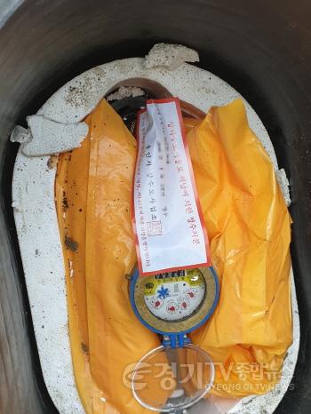 [크기변환]사본 -1. 용인특례시 체납 특별정리반이 상수도 요금 체납 시설에 사용금지를 조치한 모습..jpg