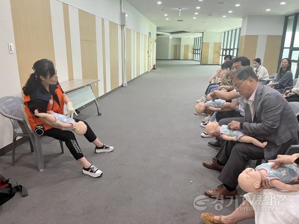 [크기변환]사본 -6-2. 12일 용인미르스타디움에서 열린 어린이 이용시설 종사자 안전교육에 황준기 제2부시장을 비롯한 시 관계자가 참석한 모습.jpg