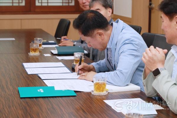 [크기변환]1-2 평택시 SK 지관서가 시민의 행복한 삶에 기여하는 인문학 확산의 거점 공간 조성을 위한 업무협약 체결.JPG