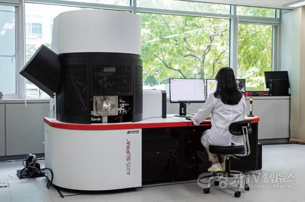 [크기변환]사본 -2. 용인특례시가 반도체 소부장 기업을 육성하기 위해 실증화 장비 사용료를 지원한다. 사진은 경기도 차세대융합기술연구원이 보유장비로 연구를 하는 모습.jpg