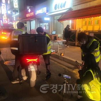 [크기변환]사본 -6. 용인특례시가 지난 9일 이륜자동차 등 이동소음 95dB 규제지역을 지정하기 위한 고시를 행정예고했다. 처인구청 관계자가 이륜차 합동단속에 나서고 있다..jpg