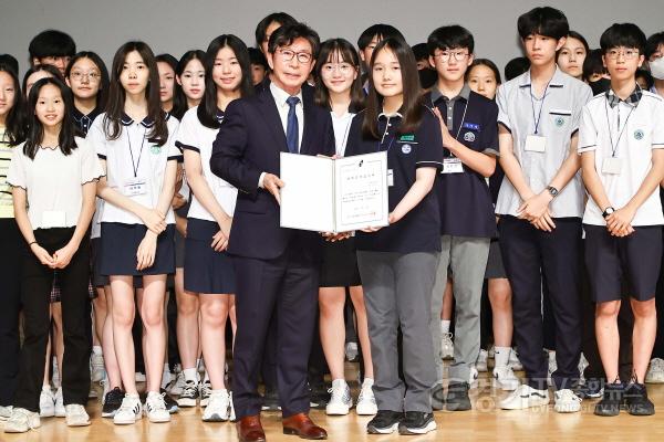 [크기변환]사본 -7-3. 용인시장학재단 구자범 이사장이 장학생으로 선발된 학생들에게 증서를 수여했다..jpg