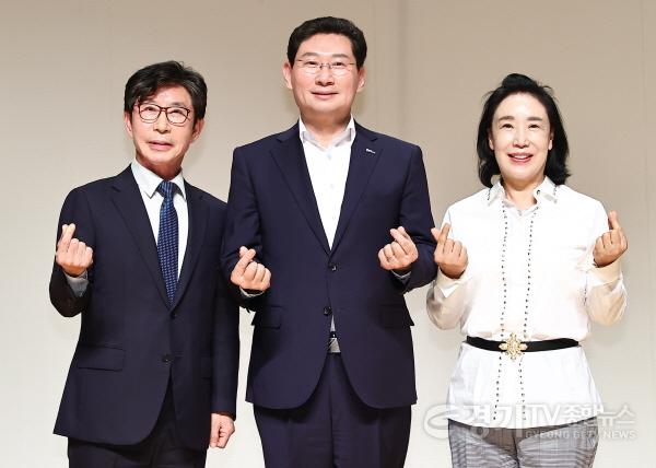 [크기변환]사본 -7-1. 12일 열린 용인시장학재단 장학증서 수여식에 참석한 이상일 용인특례시장(가운데)와 장학금을 기탁한 구자범 용인시장학재단 이사장(왼쪽), 용인시여성단체CEO 이봉애 회장(오른쪽)의 모습.jpg