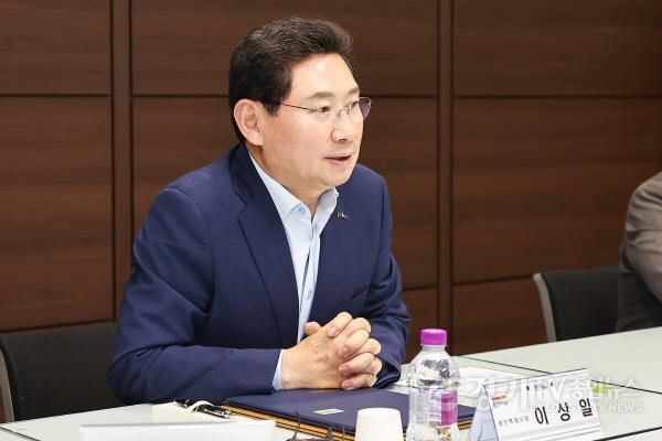 [크기변환]사본 -7-3. 14일 용인시청에서 열린 용인특례시 상병수당 2단계 시범사업 업무협약 체결식에서 이상일 용인특례시장이 인사말을 하고 있다..jpg