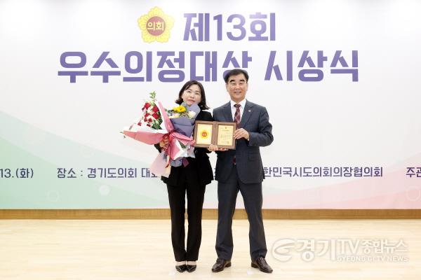 [크기변환]사본 -(사진1) 경기도의회 황세주의원 우수의정대상 수상.jpg