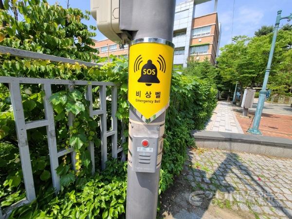 [크기변환]사본 -7. 보라동 행정복지센터가 방범용 CCTV LED 비상벨 안내판 전면 교체 사업을 마무리했다. 안내판은 기존보다 커지고 LED가 포함돼 비상벨을 누르면 점멸된다..jpg