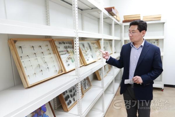 [크기변환]사본 -5-4. 이상일 용인특례시장이 17일 용인곤충테마파크를 방문해 수장고를 둘러보고 있다..jpg