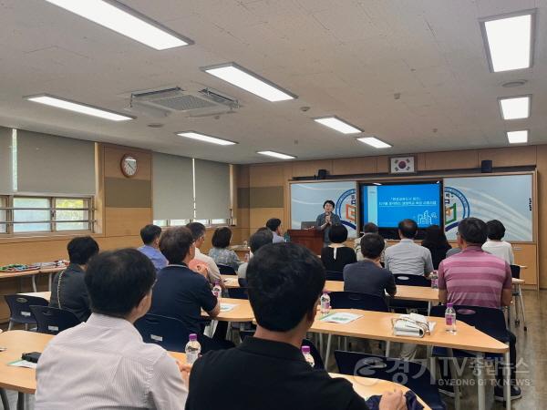 [크기변환]사본 -6. 지난 16일 강원도 강릉교육지원청 중등 교감단이 동백중학교를 방문해 학교 환경교육 현황에 대해 듣고 있다..jpg