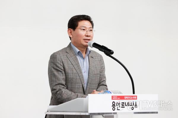 [크기변환]사본 -7-1. 이상일 용인특례시장이 지난 16일 열린 ‘2023년 무지개장학금 장학증서 수여식’에서 인사말을 하고 있다..jpg