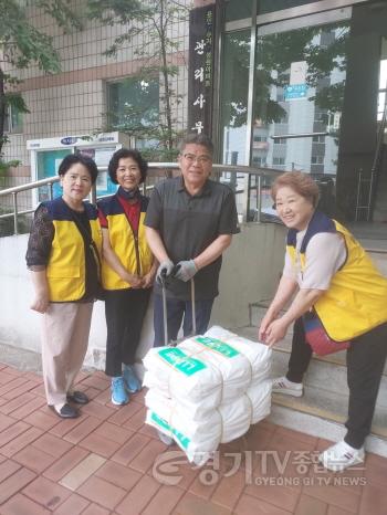 [크기변환]사본 -3. 상현2동이 투명패트병 분리배출을 위한 전용봉투를 제작해 관내 아파트 단지에 배부했다.jpg