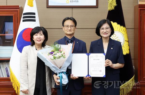 [크기변환]사본 -20230619 6월중 의회 칭찬공무원 (1) (1).jpg