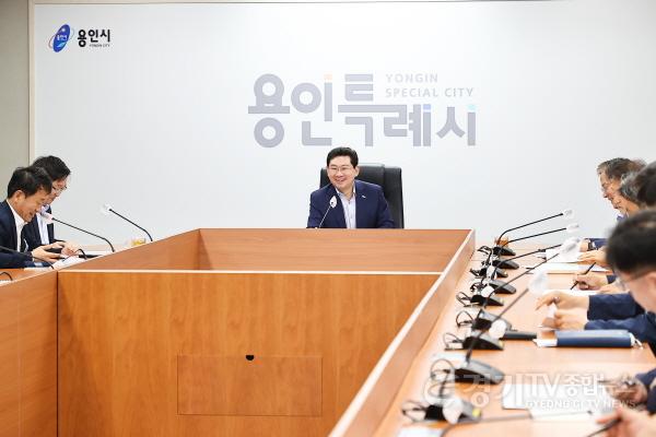 [크기변환]사본 -5-1. 이상일 용인특례시장이 19일 시청 영상회의실에서 간부공무원 회의를 주재하고 있다..jpg