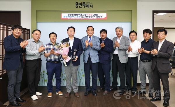 [크기변환]사본 -8-2. 이상일 용인특례시장이 개인택시조합으로부터 감사패를 받았다. 왼쪽에서 4번째가 이상일 시장..jpg