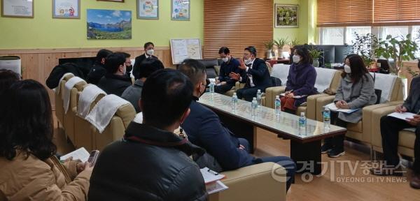 [크기변환]사본 -1. 지난1월 용인특례시가 매봉초 통학로 개방을 위해 개최한 회의에 관계자들이 참석해 의견을 나누고 있다.jpg