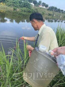 [크기변환]사본 -7. 용인특례시가 8월까지 환경오염 물질 배출사업장에 대해 특별감시·단속을 진행한다. 용인특례시 관계자가 하천에서 관련 검사를 하고 있다..jpg