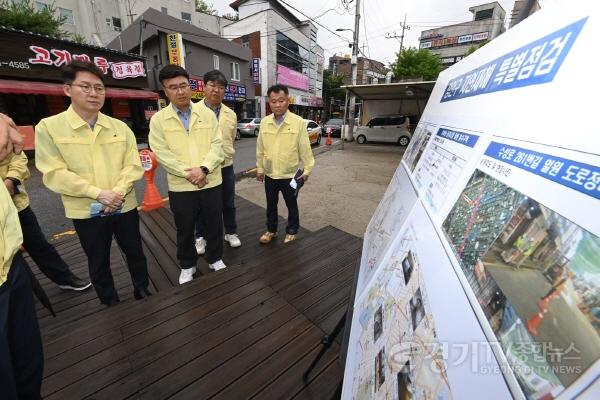 [크기변환]사본 -황인국 수원시 제2부시장,지난해 침수 피해 지역 찾아 침수방지 대책 점검(2).jpg