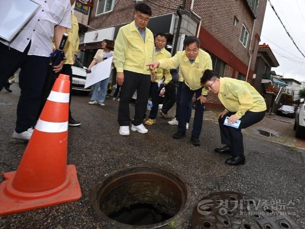 [크기변환]사본 -황인국 수원시 제2부시장,지난해 침수 피해 지역 찾아 침수방지 대책 점검(1).jpg