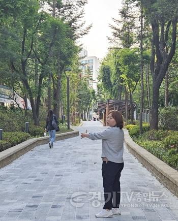 [크기변환]사본 -사진설명-전자영 의원이 보행자도로 개선 공사 구간을 점검하고 있다..jpg