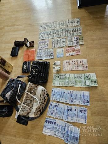 [크기변환]사본 -4. 용인특례시가 상습 고액체납자에게 압류한 명품가방과 현금.jpg
