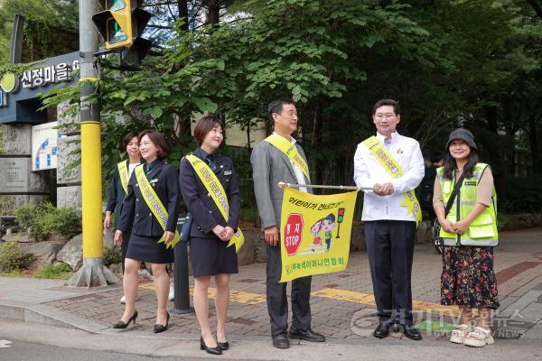 [크기변환]사본 -15-2. 22일 서부녹색어머니회 교통봉사 현장에 참여한 이상일 용인특례시장이 교통봉사를 하고 있다..jpg