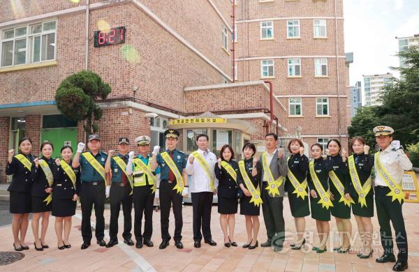 [크기변환]사본 -15-3. 22일 서부녹색어머니회 교통봉사 현장에서 이상일 용인특례시장(왼쪽에서 8번째)과 이종길 용인서부경찰서장(왼쪽에서 7번째) 등 관계자들이 단체 기념사진을 촬영 하고 있다..jpg