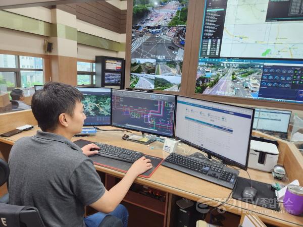 [크기변환]사본 -2-2. 시 관계자가 버스안내전광판 고장 신고가 접수된 내역을 살펴보고 있다.jpg