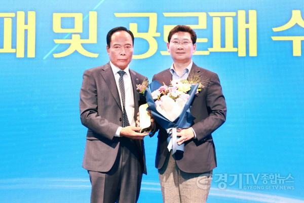 [크기변환]사본 -8-1. 이상일 용인특례시장(오른쪽)이 23일 열린 수지구 동천동 수지농협 경제사업센터 및 금융복합시설 준공식에서 김필수 용인 수지농협 조합장으로부터 감사패를 받았다..jpg