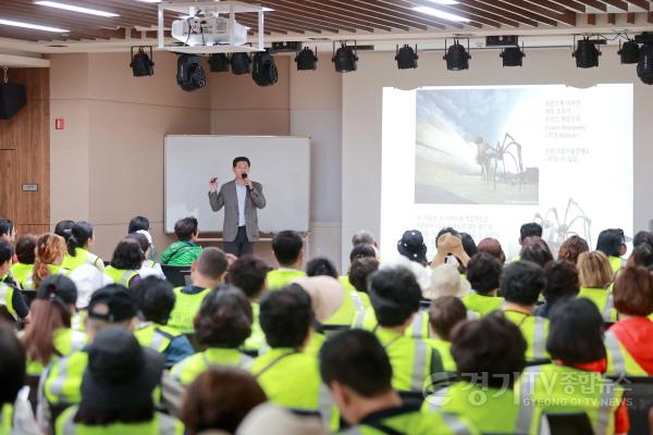 [크기변환]사본 -1-3. 이상일 용인특례시장이 22일 용인산림교육센터에서 청소년지도위원들을 대상으로 미술특강을 하고 있다..jpg