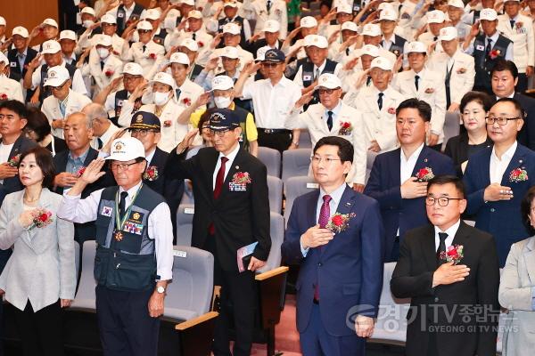 [크기변환]사본 -4-1. 6.25전쟁 제73주년, 정전협정 제70주년 행사에 참석한 이상일 용인특례시장과 참전용사들의 모습.jpg