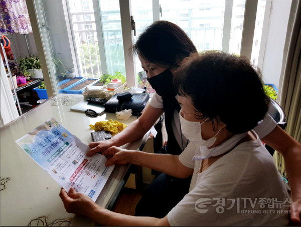 [크기변환]사본 -1-1.용인특례시가 지역 내 어르신을 대상으로 여름철 폭염을 대비한 건강관리법을 안내하고 있는 모습.png
