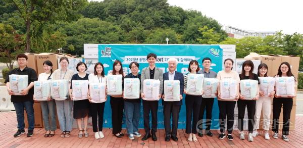 [크기변환]사본 -2. 용인특례시가 지역내 이마트 7개 지점과 함께 저소득층을 위한 선풍기와 여름이불 세트를 지원했다..jpg