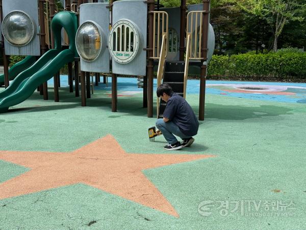[크기변환]사본 -3. 용인특례시가 지난 19일부터 23일까지 아파트 놀이터 환경안전 관리기준 준수 여부에 대한 지도 점검을 실시했다. 시 관계자가 시료를 채취하고 있다..jpg