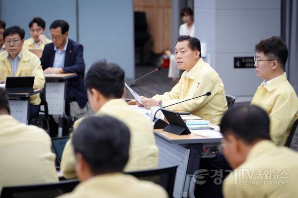 [크기변환]사본 -이재준 수원특례시장, “새빛톡톡 활용 방법,적극적으로 홍보해야”(2).jpg