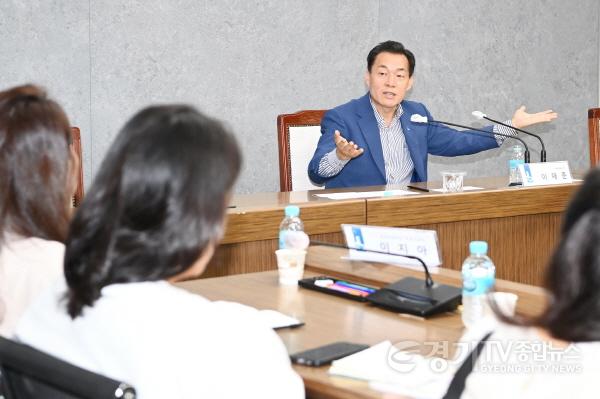 [크기변환]사본 -이재준 수원특례시장, “학부모들이‘학교 밖 선생님’돼 달라”(1).jpg