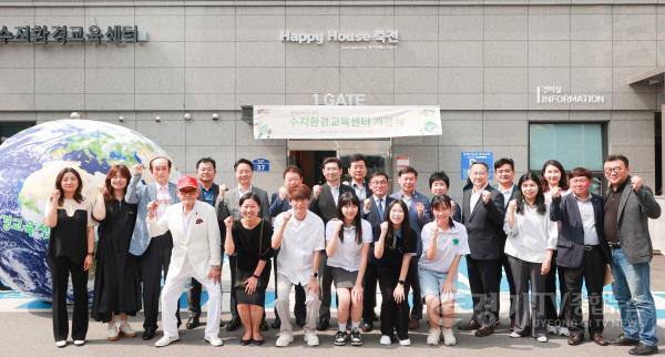 [크기변환]사본 -12-4. 이상일 용인특례시장(뒷줄 왼쪽에서 일곱번째)이 28일 수지환경교육센터 개관식에서 참석자들과 기념촬영을 하고 있다..jpg