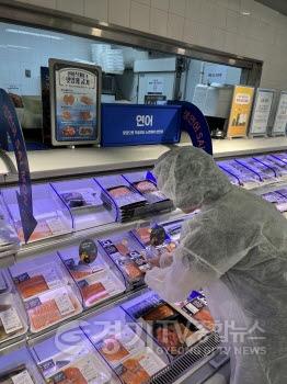 [크기변환]사본 -2. 용인특례시가 올해 시민 방사능 검사 청구제를 통해 접수한 59건에 대해 방사능 안전성을 검사한 결과 모두 적합한 것으로 확인됐다. 용인특례시 관계자가 신청이 들어온 제품을 수거하고 있다..jpg