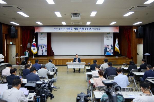 [크기변환]사본 -1주년 기념 언론 브리핑- 현안 해결은 ‘신속’하게  기업 유치는 ‘치밀’하게 (2) (1).jpg