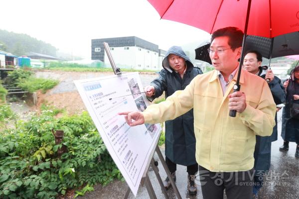 [크기변환]사본 -8-1. 이상일 용인특례시장이 29일 모현읍 동림리 243-9번지 동산천 일원을 방문해 수해 복구공사가 이뤄진 구간을 확인하고 있다..jpg