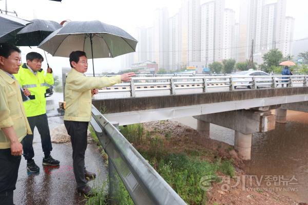 [크기변환]사본 -8-3 이상일 용인특례시장이 29일 동천동 82번지 일원 동원 3교 복구 상황을 살피고 반복된 피해방지를 위한 안전 조치 등을 확인하고 있다. (1).jpg