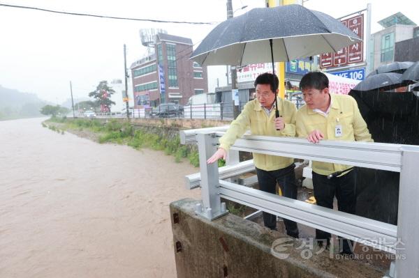 [크기변환]사본 -8-4. 이상일 용인특례시장이 29일 시 관계자들과 함께 29일 동천동 고기교를 점검하고 있다. (1).jpg
