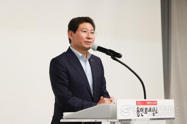 [크기변환]사본 -17-2. 29일 시청 컨벤션홀에서 개최된 ‘찾아가는 기술특례 상장 로드쇼’에서 이상일 용인특례시장이 인사말을 하고 있다..jpg