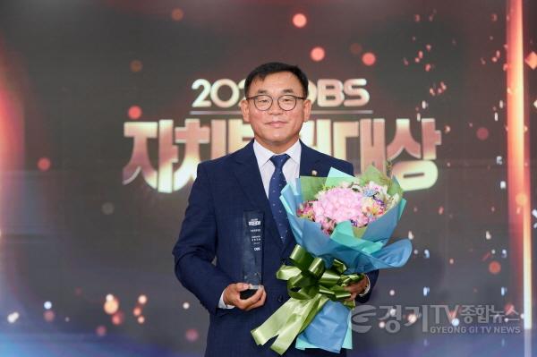 [크기변환]사본 -20230628 용인특례시의회 윤원균 의장, 2023 OBS 자치분권대상 수상.jpg