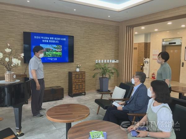 [크기변환]3-1 강현도 오산부시장(소파 착석 남), 노인장애인 사회복지시설 현장방문 격려.jpg