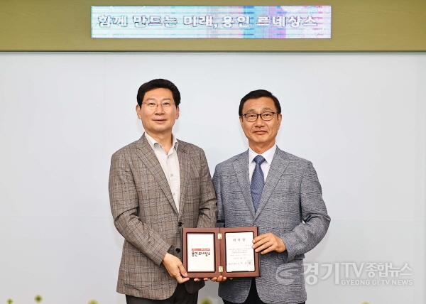 [크기변환]사본 -3-1. 용인특례시가 29일 국제명예자문관을 위촉했다. 왼쪽이 이상일 용인특례시장, 오른쪽이 이정관 미국 권역 국제명예자문관.jpg