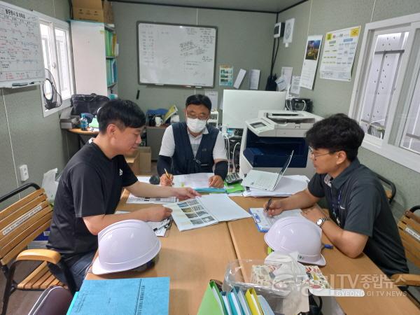 [크기변환]사본 -5-2. 용인특례시가 건축 현장의 안전관리를 강화하기 위해 사례집을 배부했다.jpg