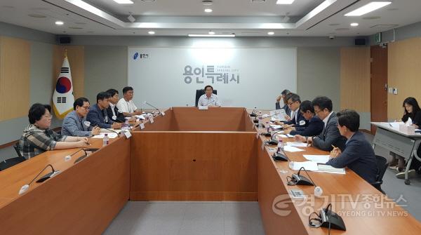 [크기변환]사본 -1. 지난 6월 23일 용인특례시 건축 인허가 개선 추진단이 회의를 열고 처리 현황을 파악하고 있다 (1).jpg